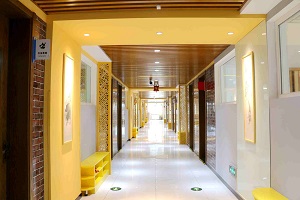 北京新学道临川学校国际部教室走廊