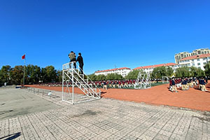 华油荣德小学操场一侧