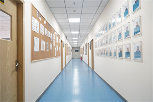 北京东方红学校明德学院教室走廊