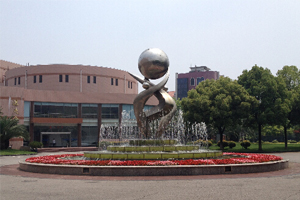 上外立泰剑桥中心校园雕塑
