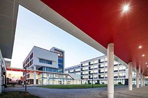 青浦协和高中部入口广场与环廊