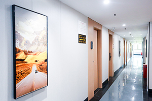 上海新虹桥中学宿舍走廊