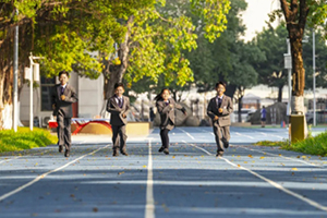 中黄外国语实验学校跑道