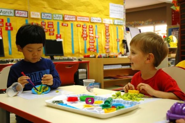 北京乐成国际学校中外学生在上课